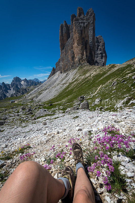 女人休息的特写，而徒步旅行周围的Tre Cime di Lavaredo在白云石，欧洲阿尔卑斯山，意大利